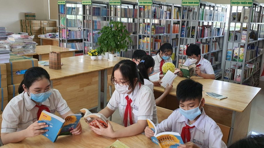 Học sinh trường THCS Ngô Sĩ Liên đọc sách ở thư viện nhà trường Học sinh trường THCS Ngô Sĩ Liên đọc sách ở thư viện nhà trường