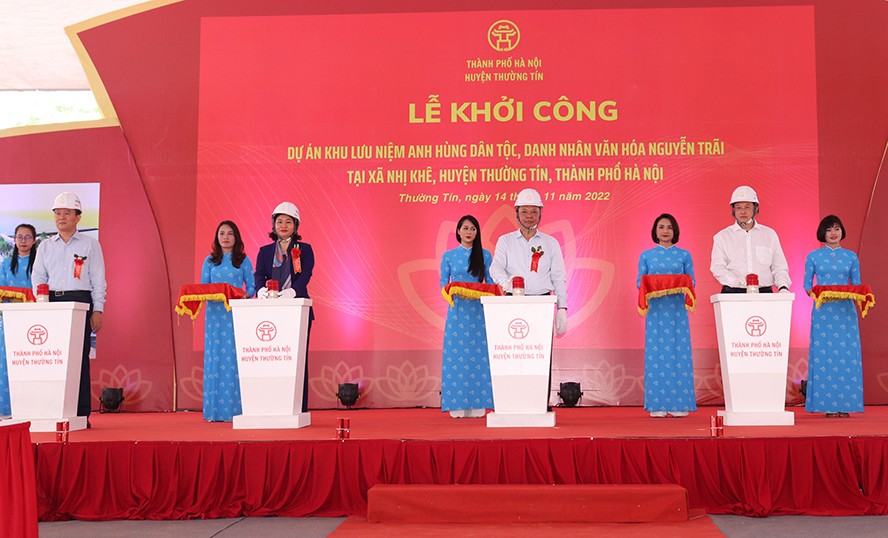 Bí thư Thành ủy Hà Nội Đinh Tiến Dũng và các đồng chí lãnh đạo Bộ Văn hóa - Thể thao và Du lịch, thành phố Hà Nội phát lệnh khởi công dự án.
