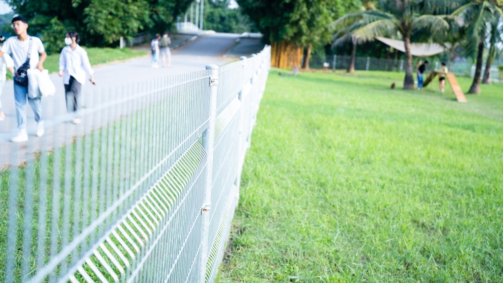 Hàng rào được dựng lên ngăn công viên dành cho chó với bên ngoài. Việc này giúp thú cưng thoải mái chơi đùa mà không ảnh hưởng tới những người xung quanh
