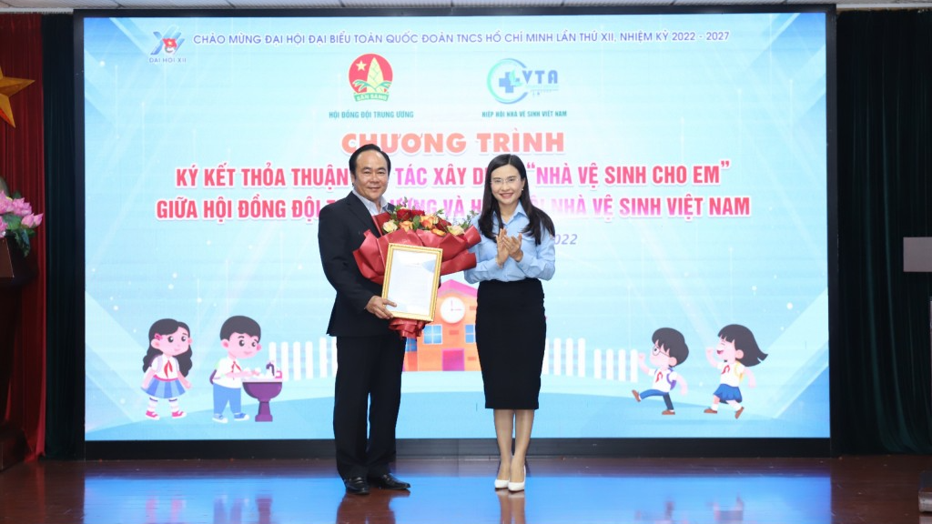 Bí thư Trung ương Đoàn Nguyễn Phạm Duy Trang tặng quà tri ân lãnh đạo Hiệp hội Nhà Vệ sinh Việt Nam