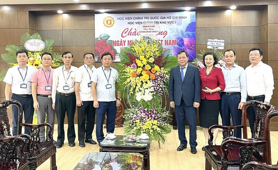 Phó Bí thư Thành ủy Hà Nội Nguyễn Văn Phong thăm, chúc mừng Học viện Chính trị Khu vực I
