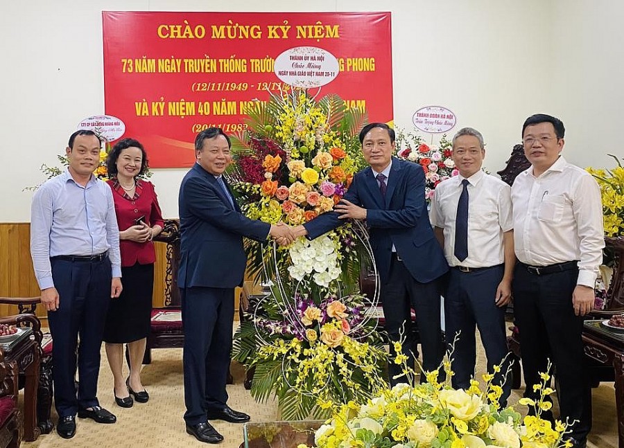 Phó Bí thư Thành ủy Nguyễn Văn Phong thăm, chúc mừng hai cơ sở đào tạo cán bộ nhân Ngày Nhà giáo Việt Nam