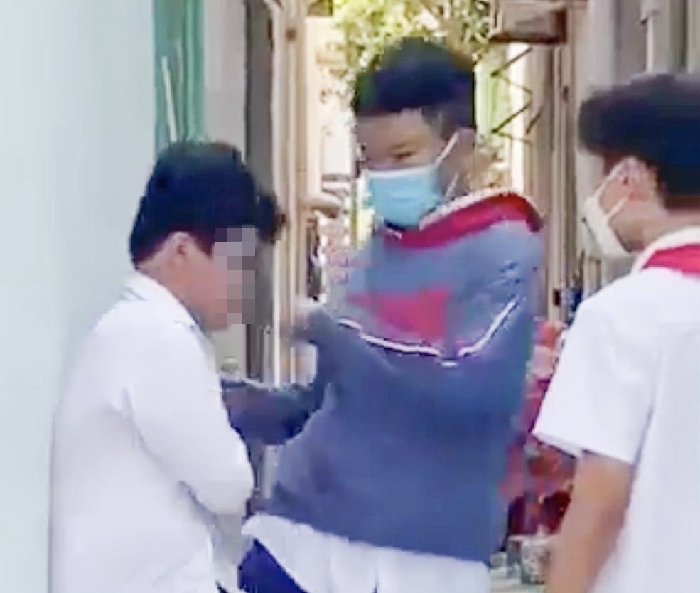 Nam học sinh lớp 8, Trường THCS Lê Độ (Q.Sơn Trà) bị 2 học sinh khác đánh, đá liên tục vào mặt. (Ảnh internet)