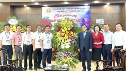 Phó Bí thư Thành ủy Nguyễn Văn Phong thăm, chúc mừng hai cơ sở đào tạo cán bộ nhân Ngày Nhà giáo Việt Nam