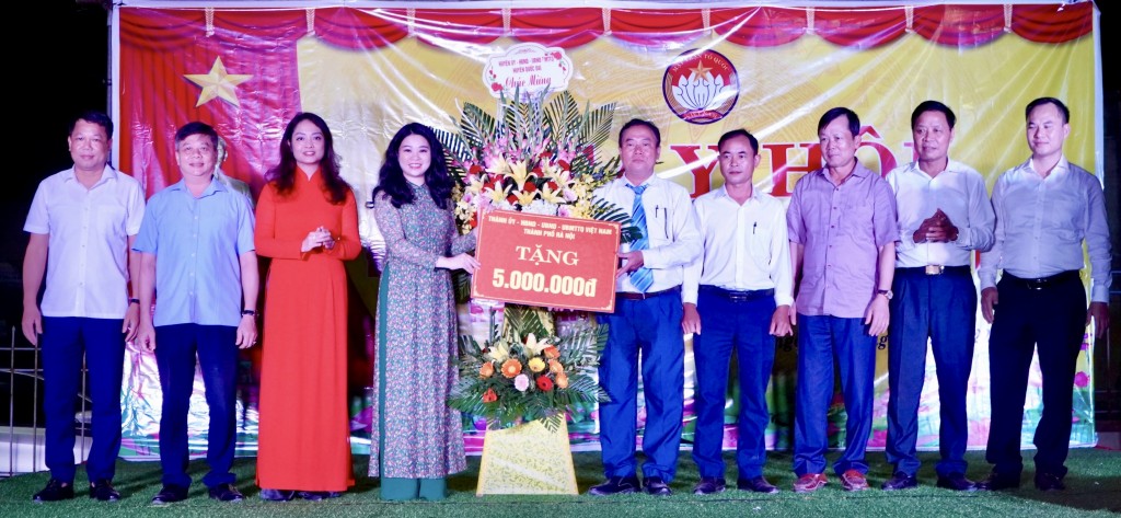Bí thư Thành đoàn Hà Nội Chu Hồng Minh dự Ngày hội Đại đoàn kết toàn dân tộc tại huyện Quốc Oai