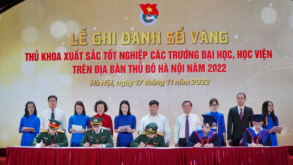 98 thủ khoa xuất sắc của thành phố Hà Nội ghi danh sổ vàng tại Văn Miếu - Quốc Tử Giám