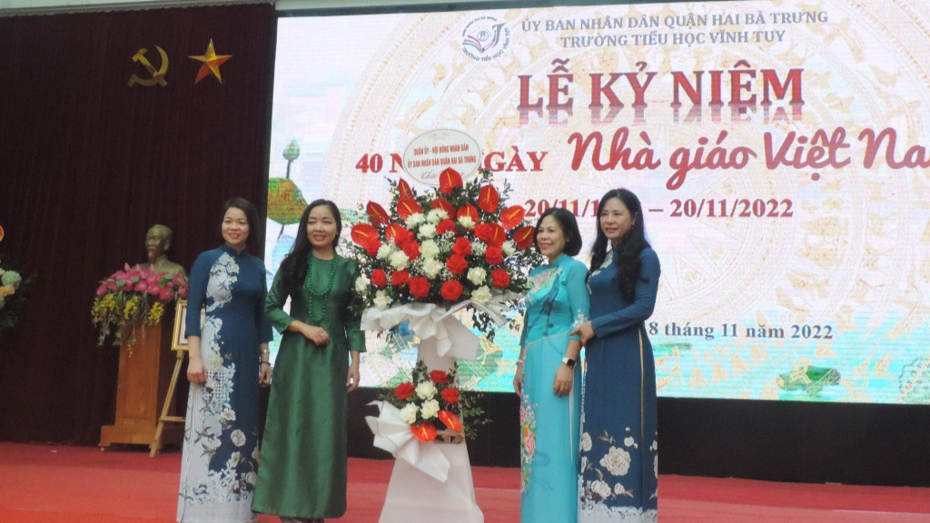 Trường Tiểu học Vĩnh Tuy đón nhận hoa chúc mừng từ đại diện lãnh đạo quận Hai Bà Trưng