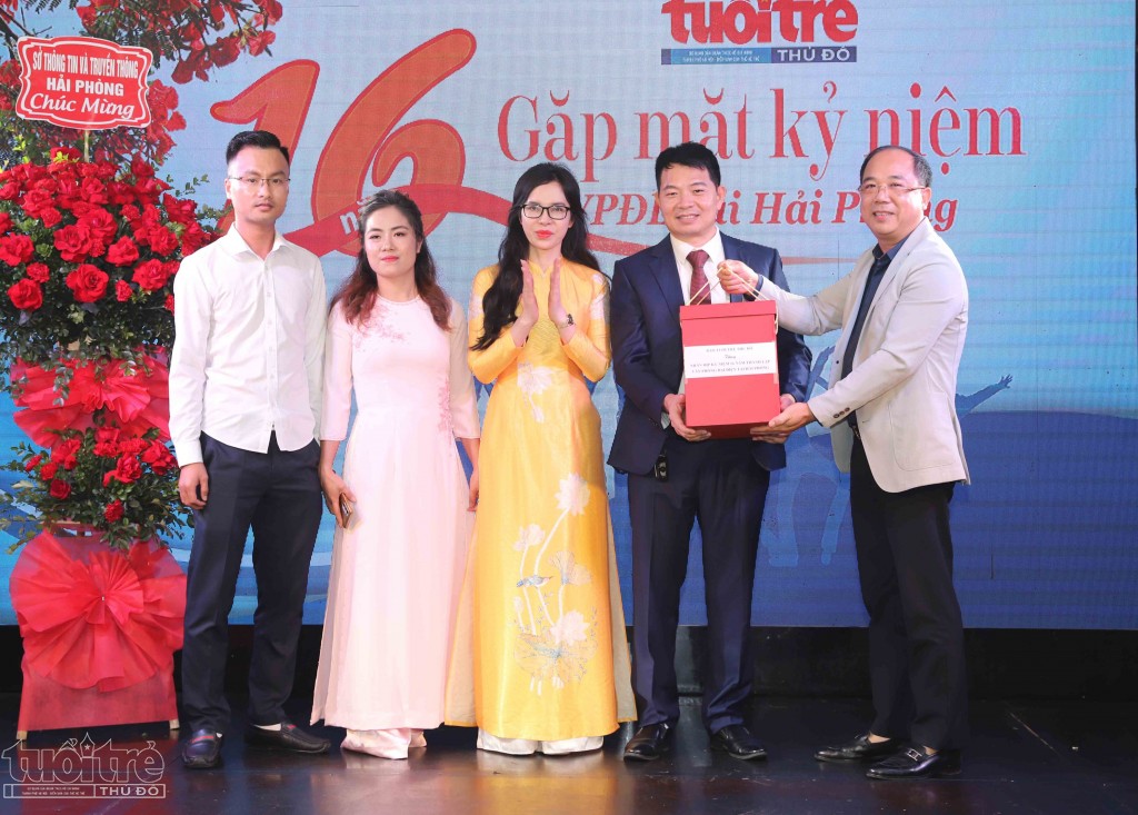 Tổng biên tập Nguyễn Mạnh Hưng trao quà cho các phóng viên Văn phòng Hải Phòng  (Ảnh: Thuỷ Chung)