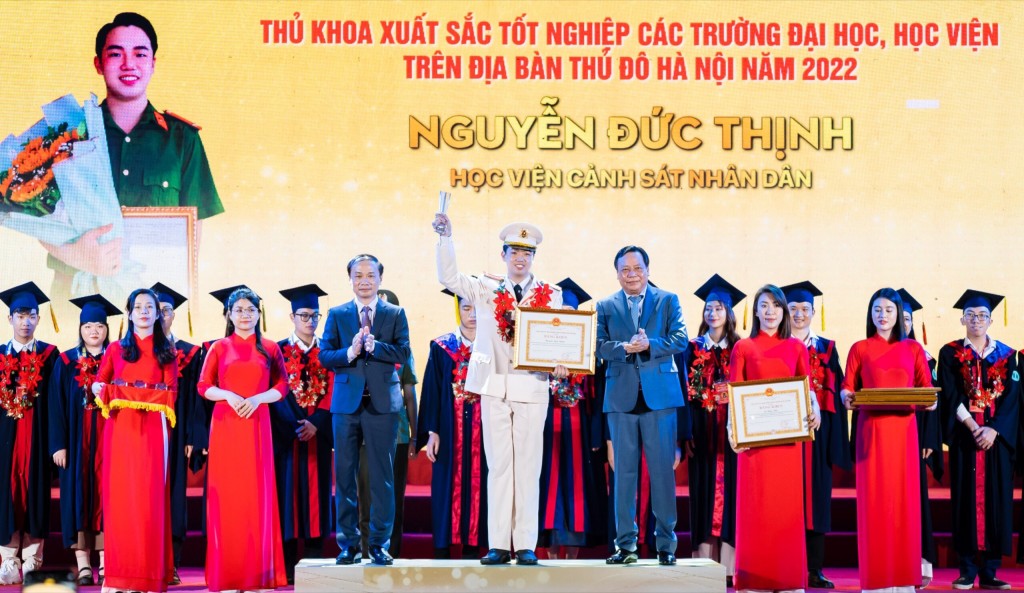 Nguyễn Đức Thịnh trong Lễ Tuyên dương Thủ khoa xuất sắc tốt nghiệp các trường Đại học, Học viện trên địa bàn thành phố Hà Nội năm 2022.