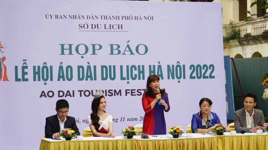 Bà Đặng Hương Giang - Giám đốc Sở Du lịch Hà Nội phát biểu tại buổi họp báo
