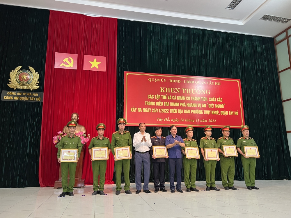 Khen thưởng đột xuất thành tích khẩn trương bắt giữ đối tượng 