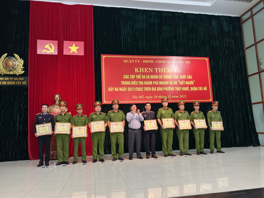 Khen thưởng đột xuất thành tích khẩn trương bắt giữ đối tượng 