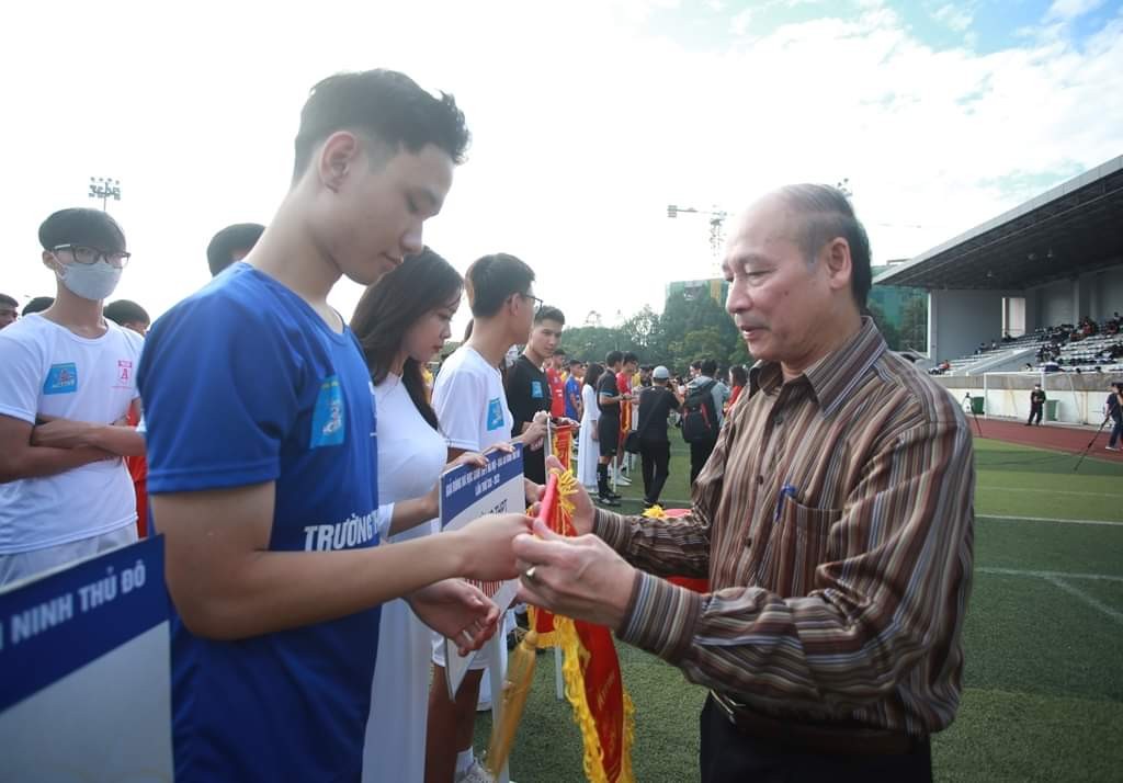 Ông Kiều Thanh Hùng - Chủ tịch Hội Nhà báo TP Hà Nội trao giải cho các đội bóng tham gia