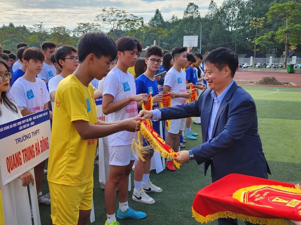 Ông Nguyễn Thanh Bình trao cờ lưu niệm cho các đội bóng