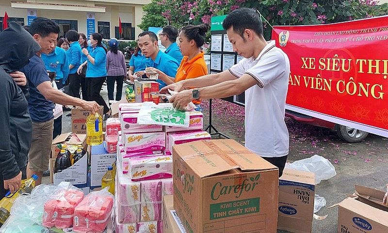 Đoàn viên, người lao động Công ty May liên doanh Plummy mua hàng với giá ưu đãi của chương trình chuyến xe “Siêu thị đoàn viên công đoàn”