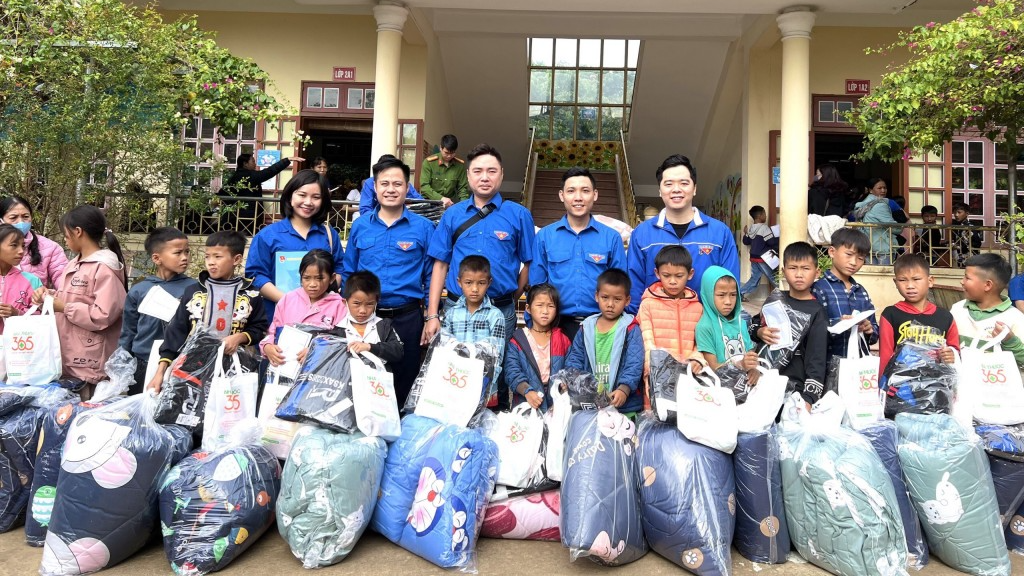 Tuổi trẻ quận Hoàn Kiếm trao tặng nhiều phần quà đến thiếu nhi huyện Mộc Châu