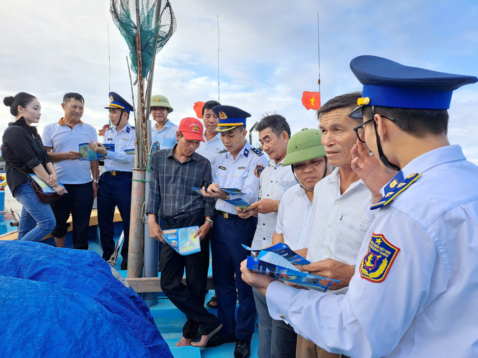 Hải đội 102 tuyên truyền phòng, chống IUU cho ngư dân xã Nhân Trạch (canhsatbien.vn)