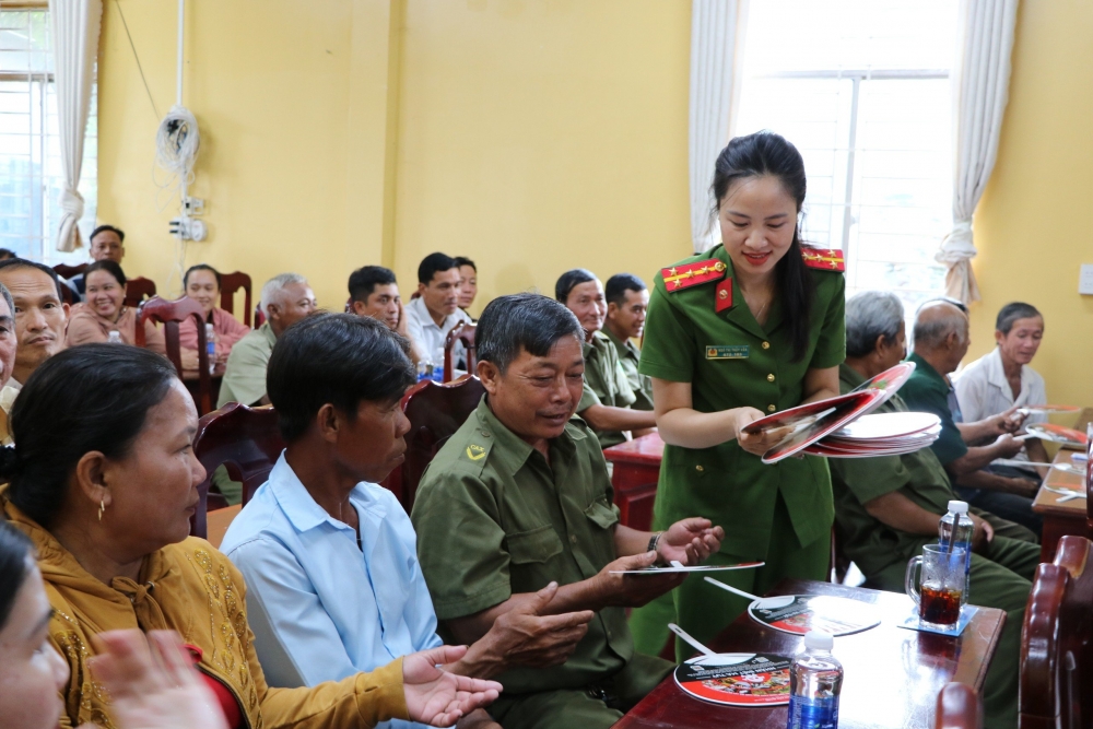 Nội dung tuyên truyền phòng chống ma túy được in trên vật dụng sinh hoạt hằng ngày, phát cho các đại biểu