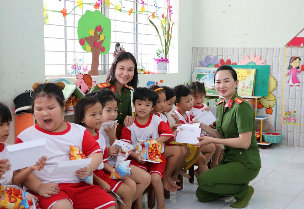 Tặng quà cho các cháu mầm non trên địa bàn biên giới Kiên Giang. 