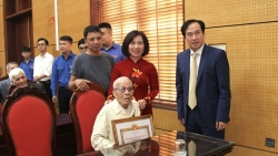 161 đảng viên quận Tây Hồ nhận Huy hiệu Đảng đợt 7/11