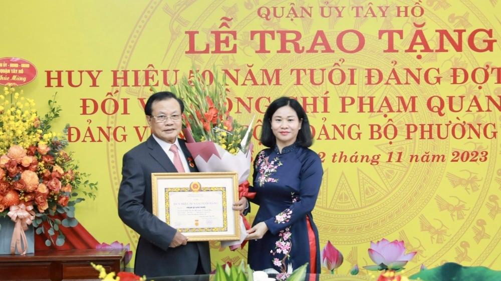 Nguyên Bí thư Thành ủy Hà Nội Phạm Quang Nghị nhận Huy hiệu 50 năm tuổi Đảng
