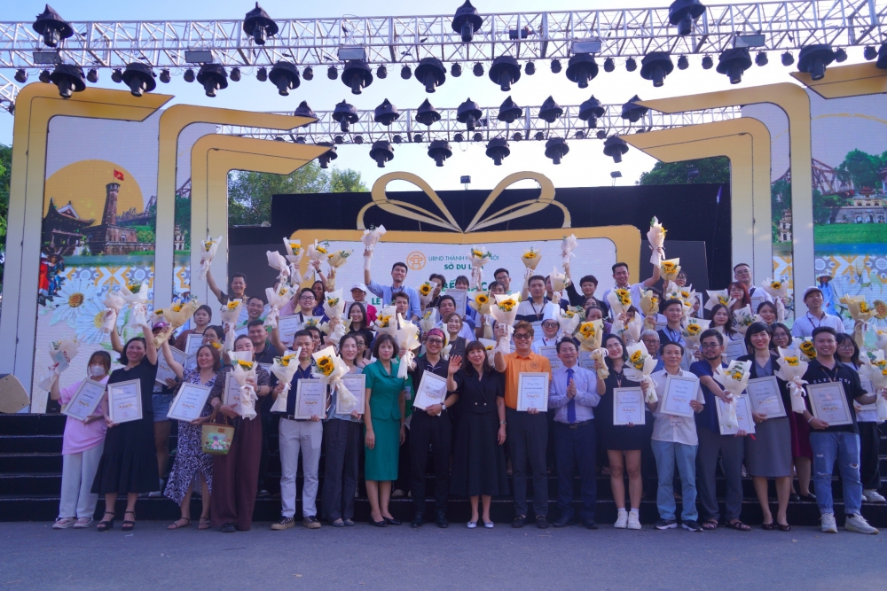 Trao giấy chứng nhận cho đại diện các đơn vị có gian hàng tại Lễ hội Quà tặng du lịch Hà Nội 2023