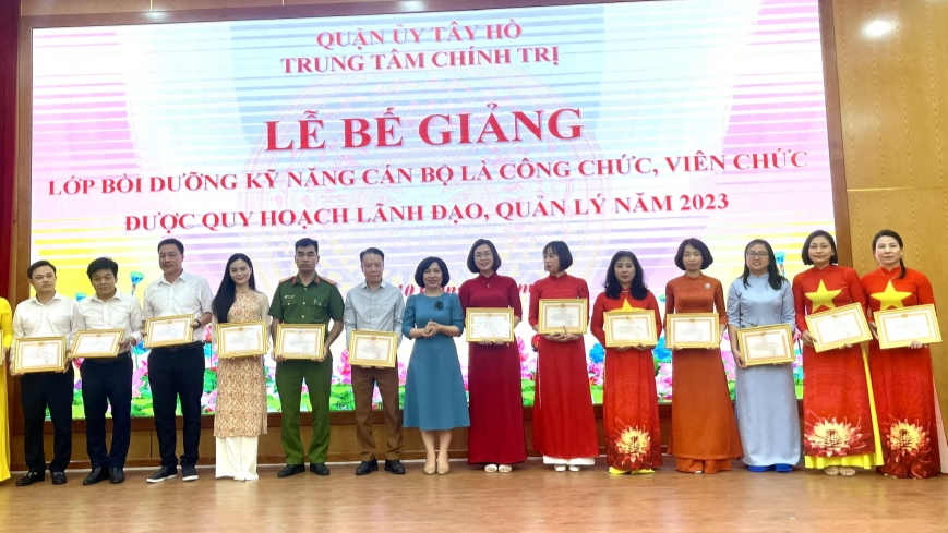 Gần 300 học viên hoàn thành lớp bồi dưỡng kỹ năng lãnh đạo quản lý năm 2023