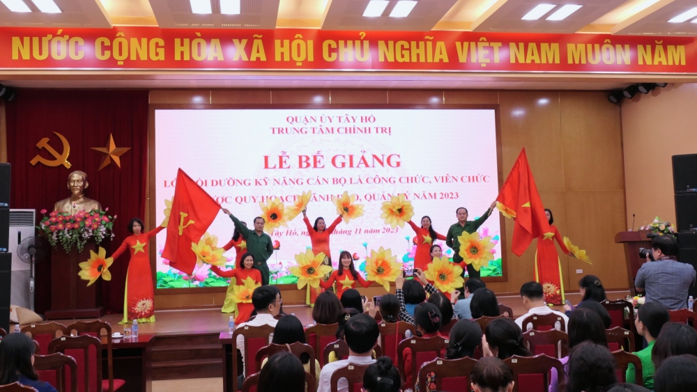 Gần 300 học viên hoàn thành lớp bồi dưỡng kỹ năng lãnh đạo quản lý năm 2023