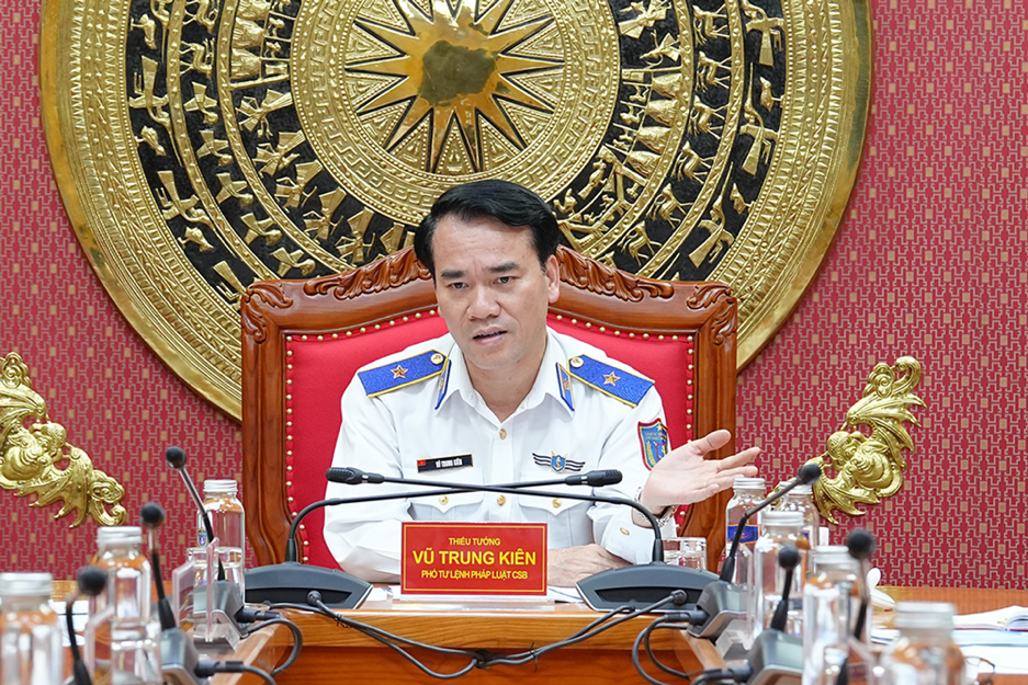 Thiếu tướng Vũ Trung Kiên - Phó Tư lệnh Pháp luật Cảnh sát biển Việt Nam quán triệt, giao nhiệm vụ cho đoàn công tác.