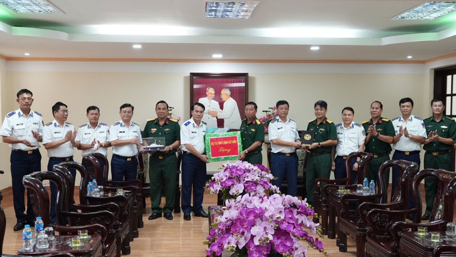 Bộ Tư lệnh Cảnh sát biển thăm, tặng quà các đơn vị quân đội tại Cà Mau