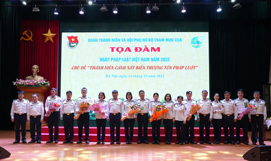 Đoàn Cơ sở và Hội Phụ nữ Bộ Tham mưu tổ chức Tọa đàm Ngày Pháp luật Việt Nam.