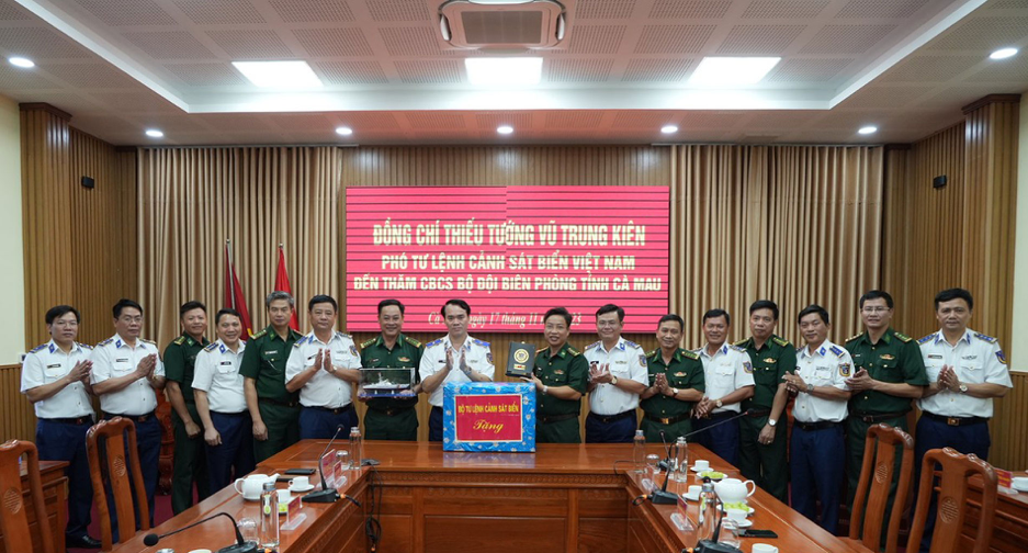 Đoàn công tác của Cảnh sát biển Việt Nam đến thăm, tặng quà cán bộ, chiến sĩ Bộ đội Biên phòng tỉnh Cà Mau.