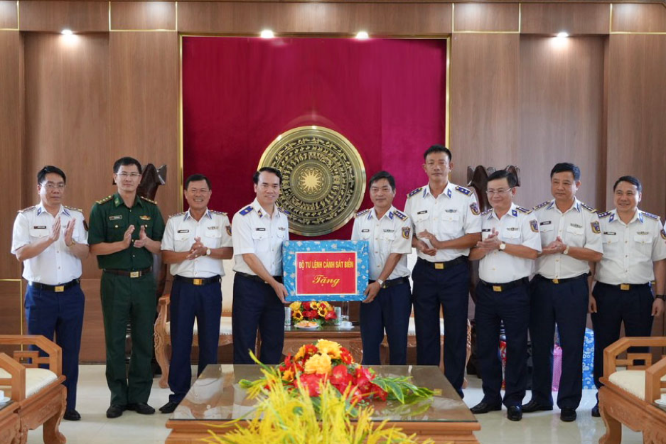 Thiếu tướng Vũ Trung Kiên tặng quà cán bộ, chiến sĩ Hải đoàn 42/Bộ Tư lệnh Vùng Cảnh sát biển 4.