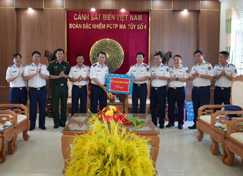 Thiếu tướng Vũ Trung Kiên và Đoàn công tác đến thăm, tặng quà, động viên cán bộ, chiến sĩ Đoàn Đặc nhiệm PCTP ma túy số 4.