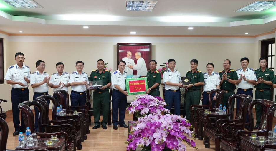 Thiếu tướng Vũ Trung Kiên tặng quà cán bộ, chiến sĩ Bộ Chỉ huy Quân sự tỉnh Cà Mau.