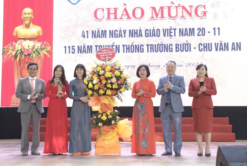 Đồng chí Bí thư Quận ủy Tây Hồ và các đồng chí Thường trực Quận ủy tặng hoa chúc mừng nhà trường