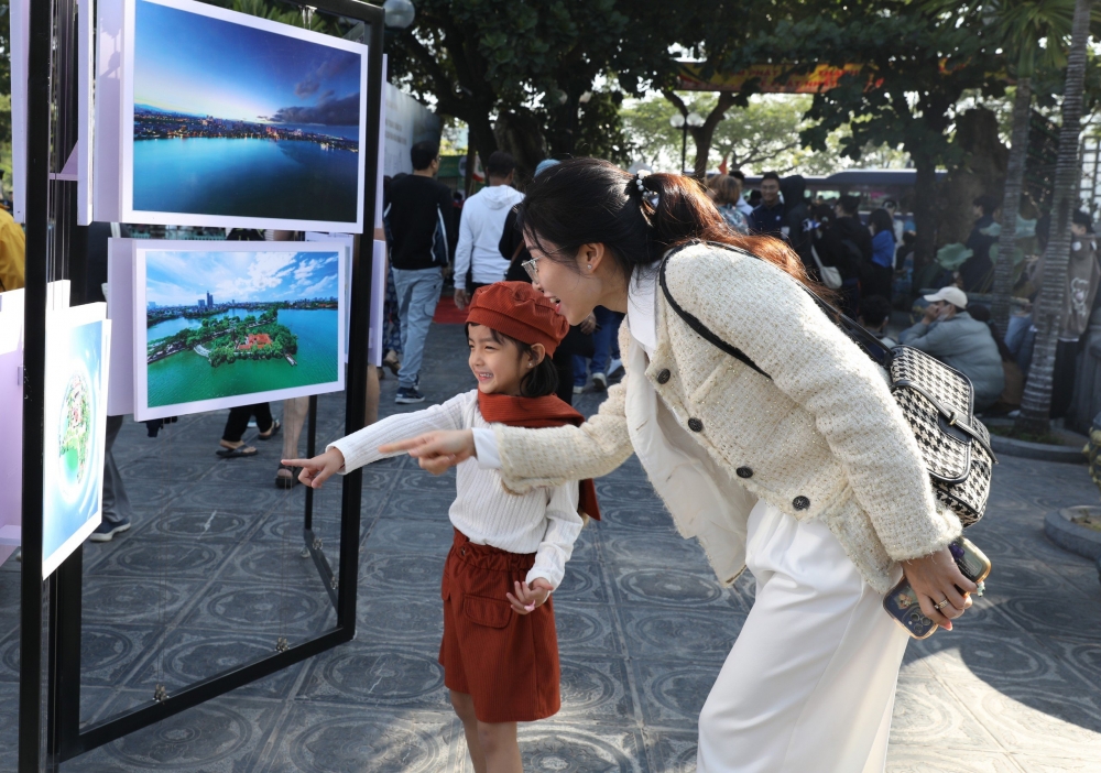 Du khách thích thú với hình ảnh du lịch Tây Hồ quảng bá trên trang Tây Hồ 360