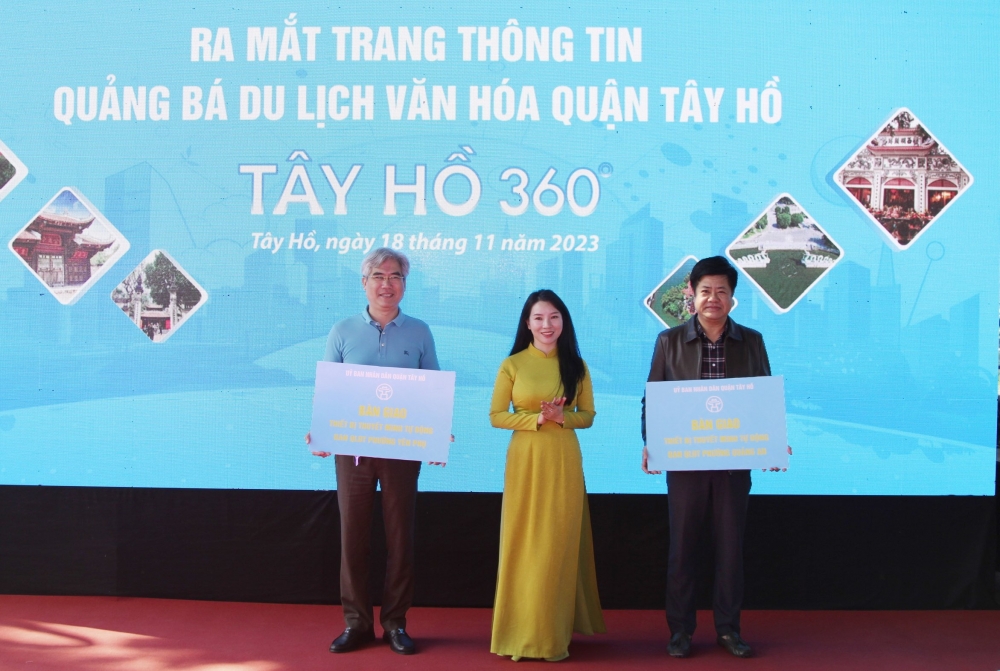 Trao thưởng cho đóng góp của tập thể với trang thông tin quảng bá du lịch văn hóa quận Tây Hồ