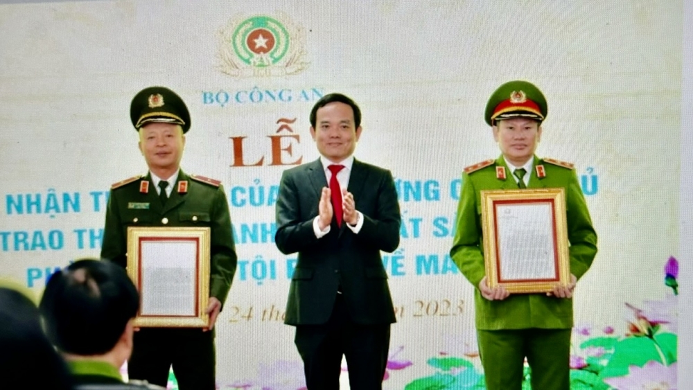 Phó Thủ tướng Trần Lưu Quang trao thư khen của Thủ tướng Chính phủ cho các tập thể có thành tích xuất sắc trong phòng, chống tội phạm về ma túy, Bộ Công an.