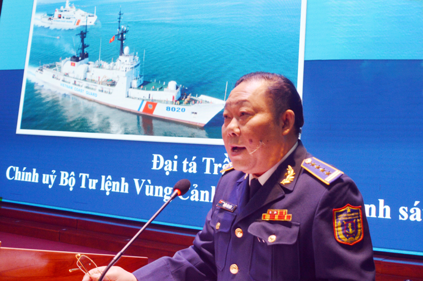 Đại tá Trần Văn Hậu - Bí thư Đảng ủy, Chính ủy Bộ Tư lệnh Vùng Cảnh sát biển 1 tuyên truyền tại hội nghị. 