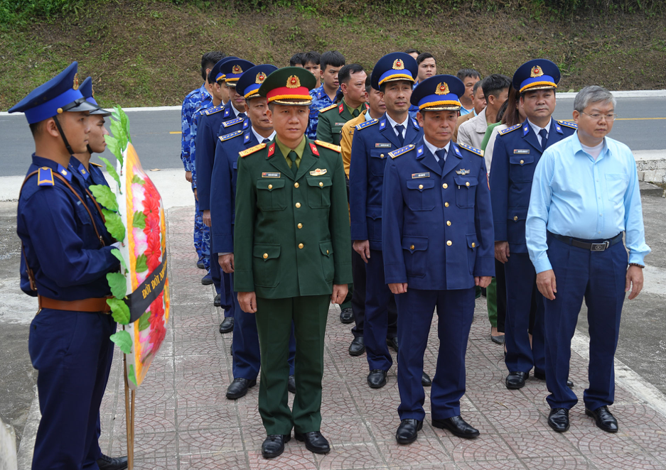 Đoàn công tác dâng hương, dâng hoa tại Đài tưởng niệm Liệt sĩ xã Hùng Sơn.