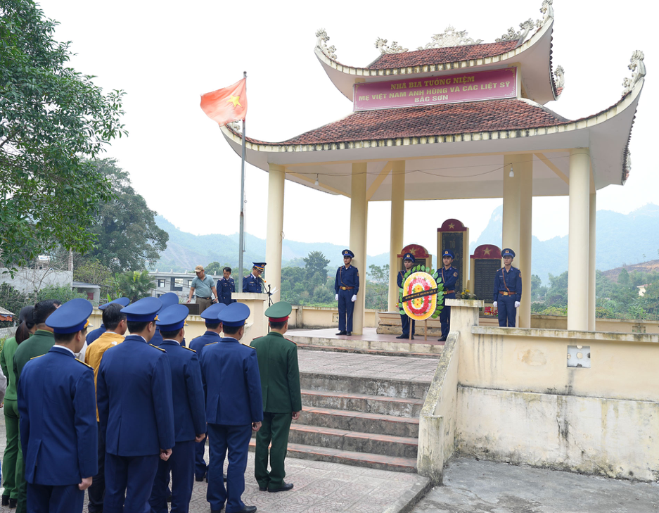 Các đại biểu tham dự chương trình.