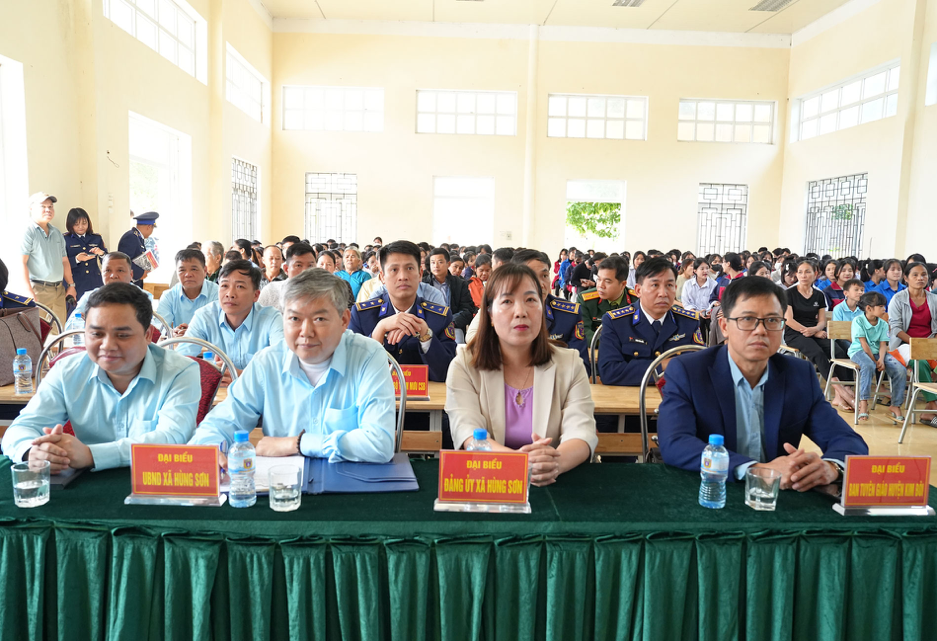 Đại tá Đào Anh Tú - Phó Tham mưu trưởng Cảnh sát biển Việt Nam trao hỗ trợ tặng gia đình anh Bùi Văn Hoàng, hộ có hoàn cảnh đặc biệt khó khăn tại thôn Ba Bị, xã Hùng Sơn.