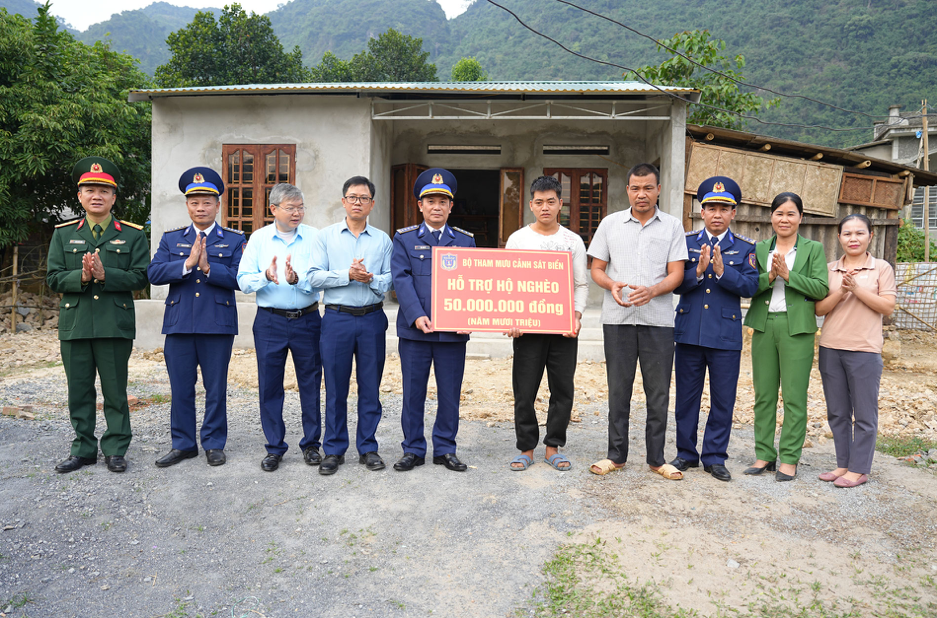 Ban Tổ chức trao quà tặng các gia đình chính sách và các em học sinh có hoàn cảnh khó khăn trên địa bàn xã Hùng Sơn.