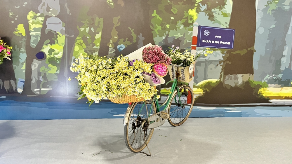 Một chiếc xe đạp hoa tại tiểu cảnh góc phố Phan Đình Phùng