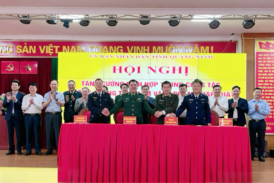 Đại diện các đơn vị kí Quy chế phối hợp với sự chứng kiến của lãnh đạo UBND tỉnh Quảng Ninh.