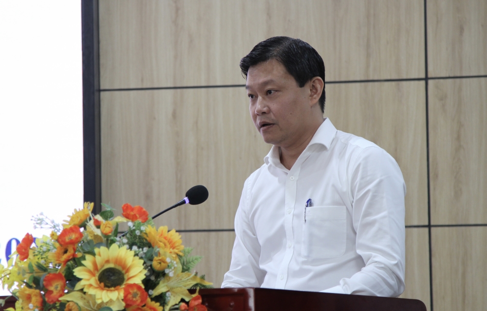 Giám đốc Ban Quản lý dự án Đầu tư Xây dựng quận Tây Hồ Bùi Tuấn Dương phát biểu tại buổi tiếp xúc