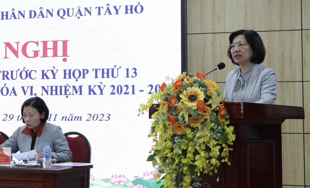 Bí thư Quận ủy Tây Hồ Lê Thị Thu Hằng tiếp thu ý kiến của cử tri