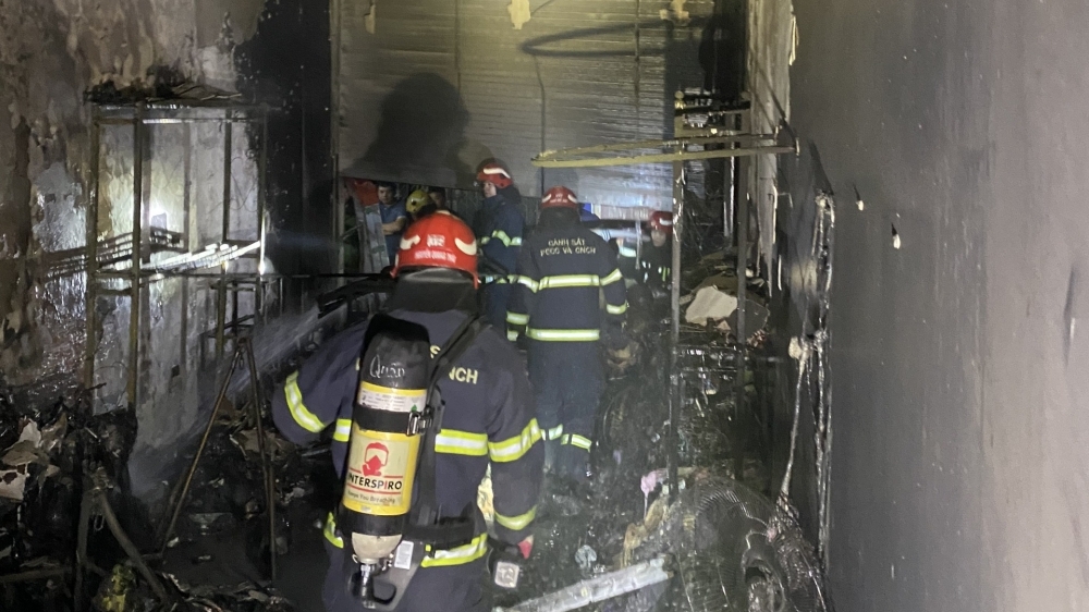 Kịp thời cứu 2 người dân trong ngôi nhà bốc cháy ở Đống Đa