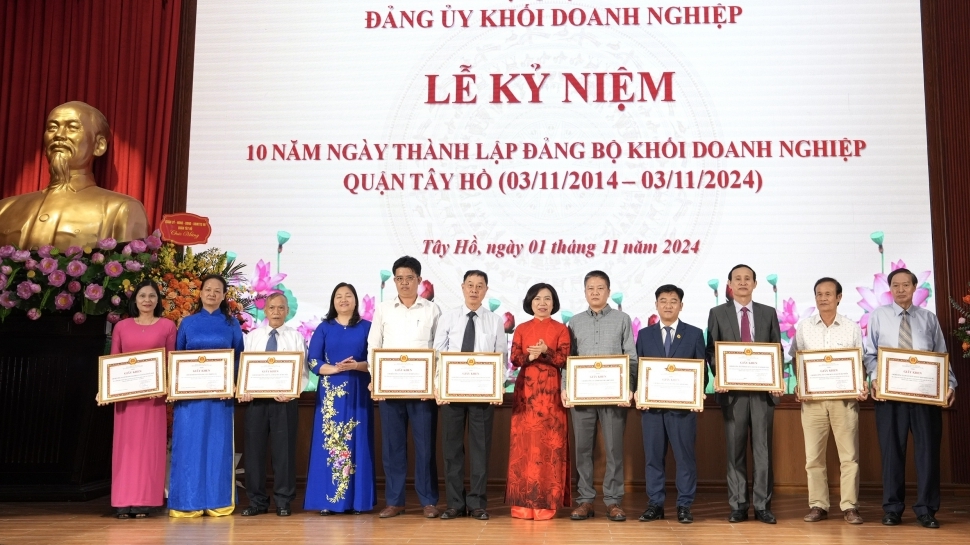 Kỷ niệm 10 năm thành lập Đảng uỷ Khối doanh nghiệp quận Tây Hồ